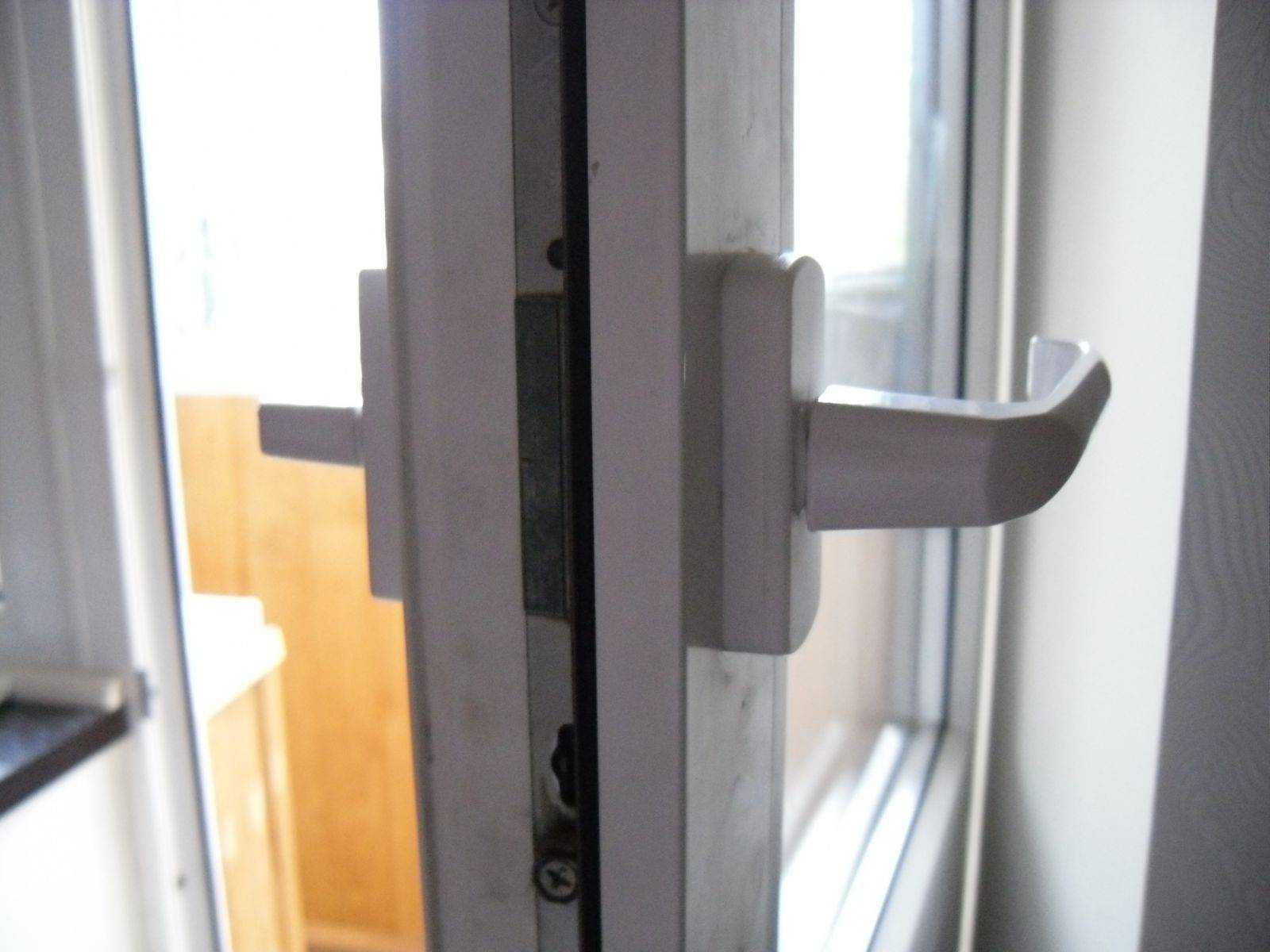 Замена пластиковой балконной двери. Защелка балконная Schuco 253396. Замок на балконную дверь esse 1600 mm. Балконная защелка 117-001. Ручка для балконной двери.