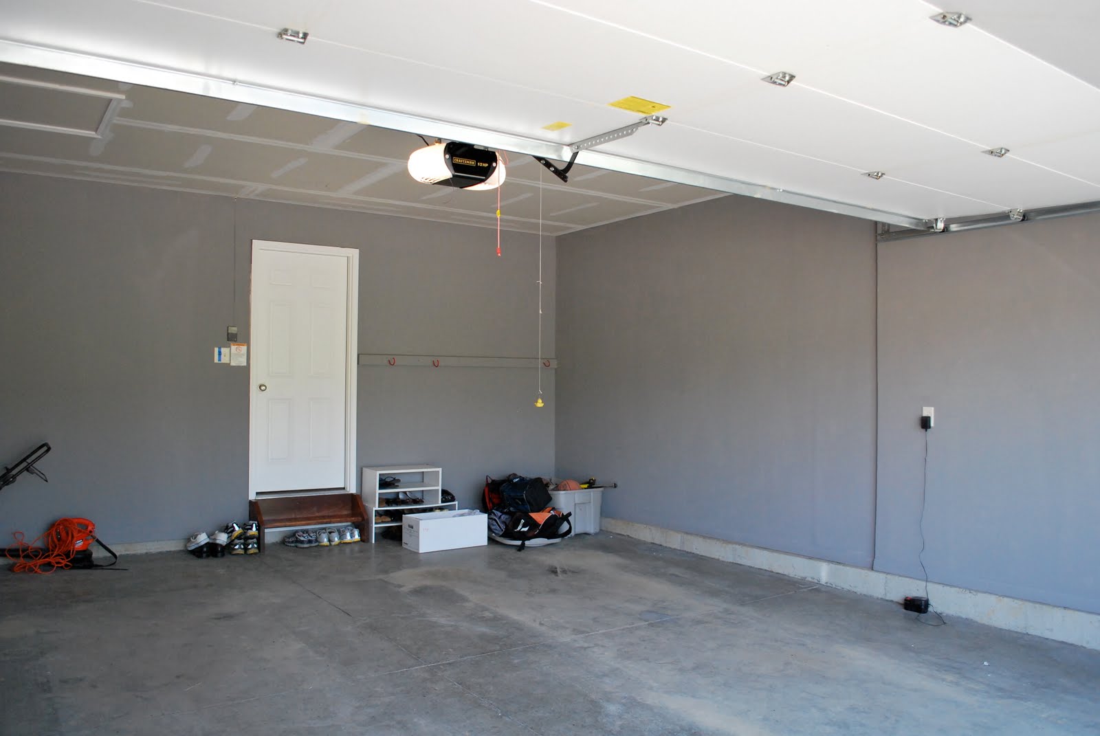 Чем покрасить стены в гараже – разновидности эмалей, обработка поверхностей
