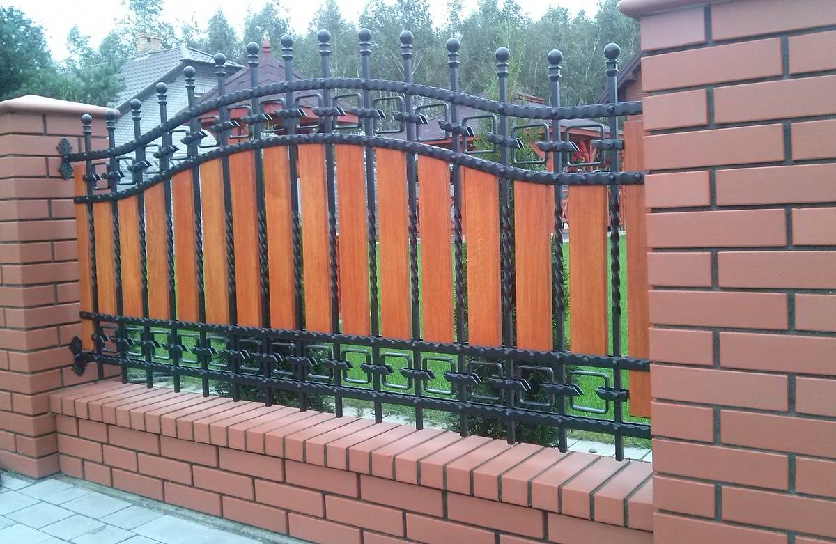 Комбинированные заборы с сочетанием кирпича и металла — sdelayzabor.ru
