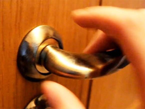 Как снять замок с двери: разобрать круглый межкомнатный, дверная ручка с защелкой, устройство личинки, видео как снять замок с двери: 7 этапов демонтажа