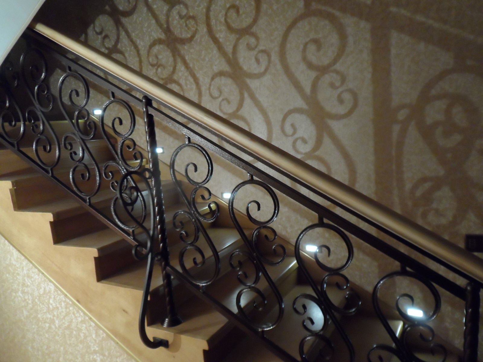 Различные стили кованых перил для лестниц: фото