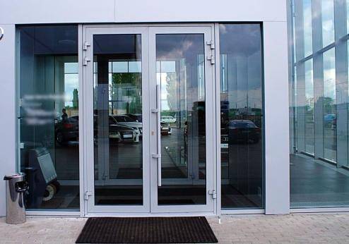 Алюминиевые входные двери со стеклом из теплого и холодного профиля, разновидности конструкции