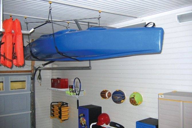 Как подвесить лодку к потолку в гараже