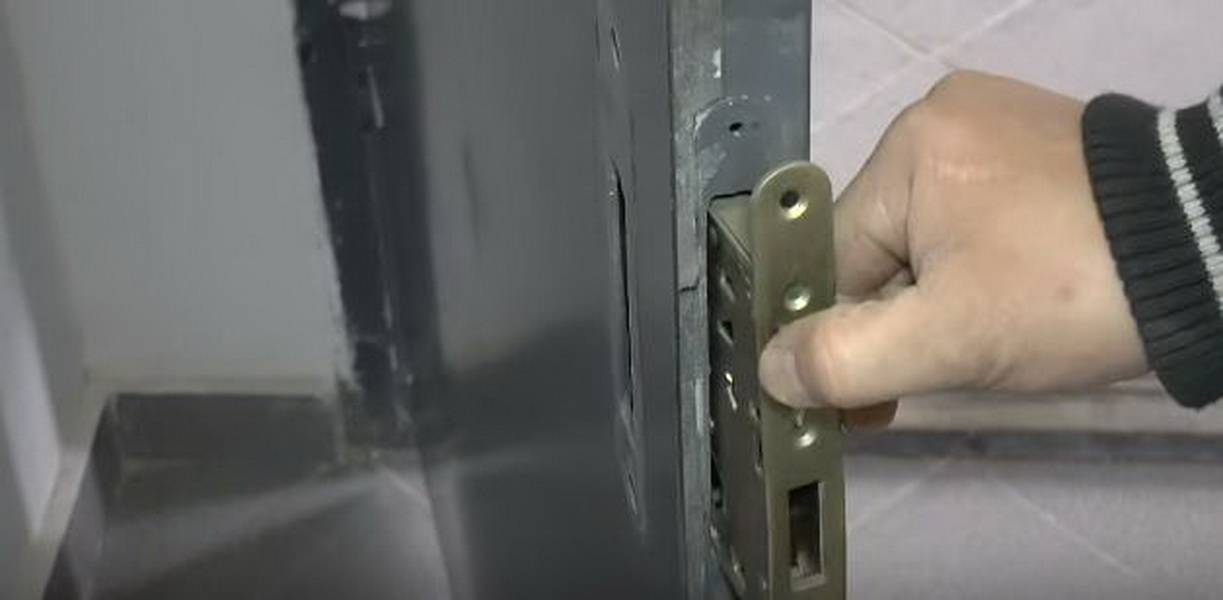 Лёгкий ремонт дверных ручек входных дверей своими руками