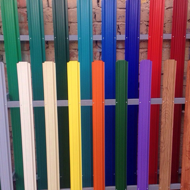 Решаем каким сделать забор из дерева. как красиво покрасить забор из штакетника: идеи покраски как оригинально покрасить забор из штакетника