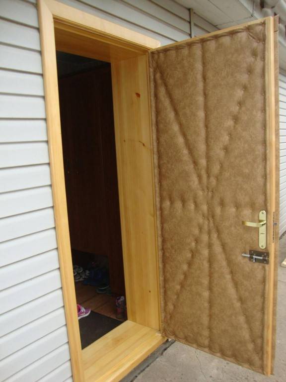 Как можно утеплить входную деревянную дверь своими руками