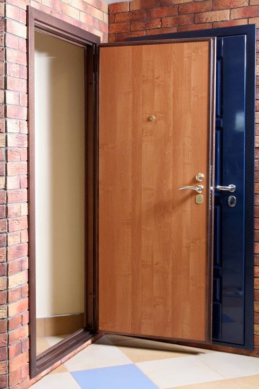 Технология монтажа двойных входных дверей в квартиру