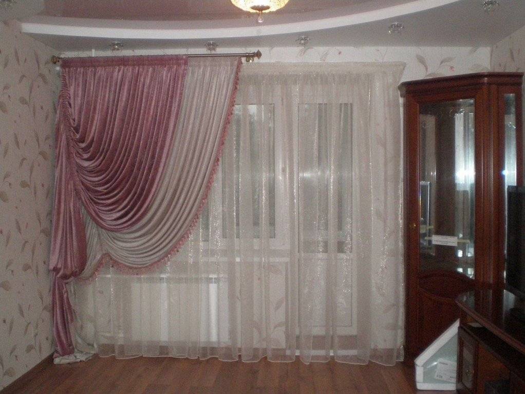 Оформление окна в зале с балконной дверью – различные виды штор и карнизов