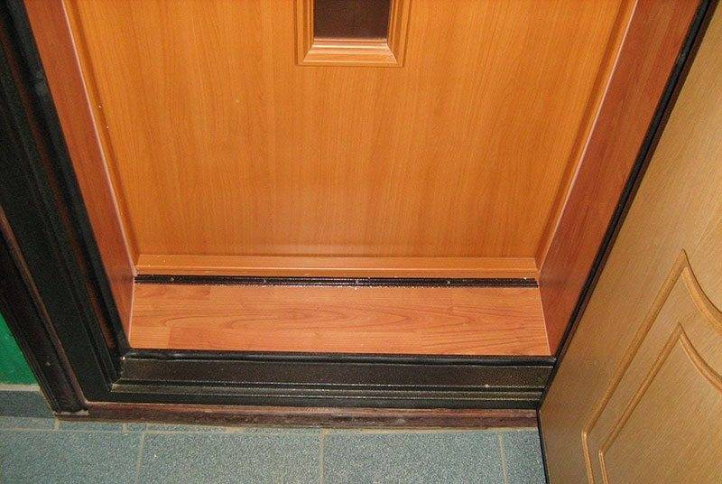 Как отделать пороги входной двери?