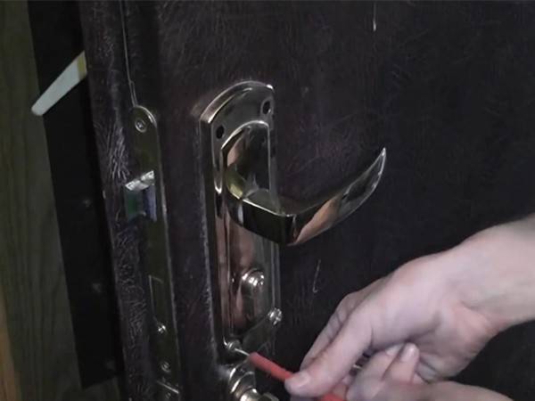 Как поменять дверной замок — познаем вопрос