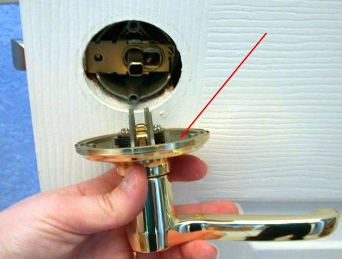 Как правильно снять дверную ручку межкомнатной двери