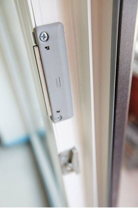 Защелка на пластиковую балконную дверь — какая лучше и как установить