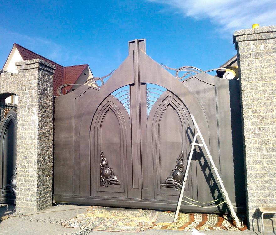 Покраска ворот металлического гаража снаружи