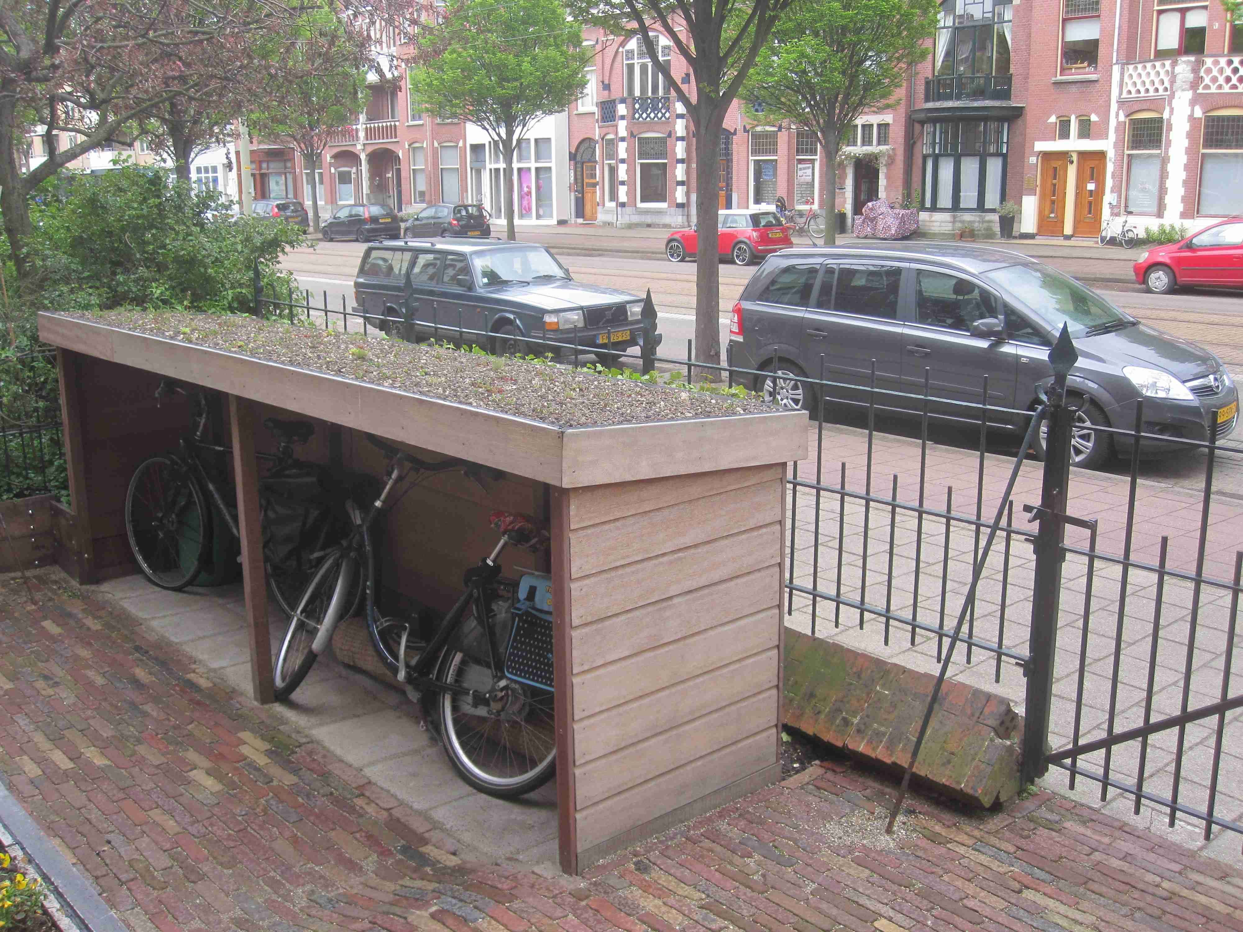 Гараж для велосипедиста: идеи по хранению велосипедов на стене и под потолком