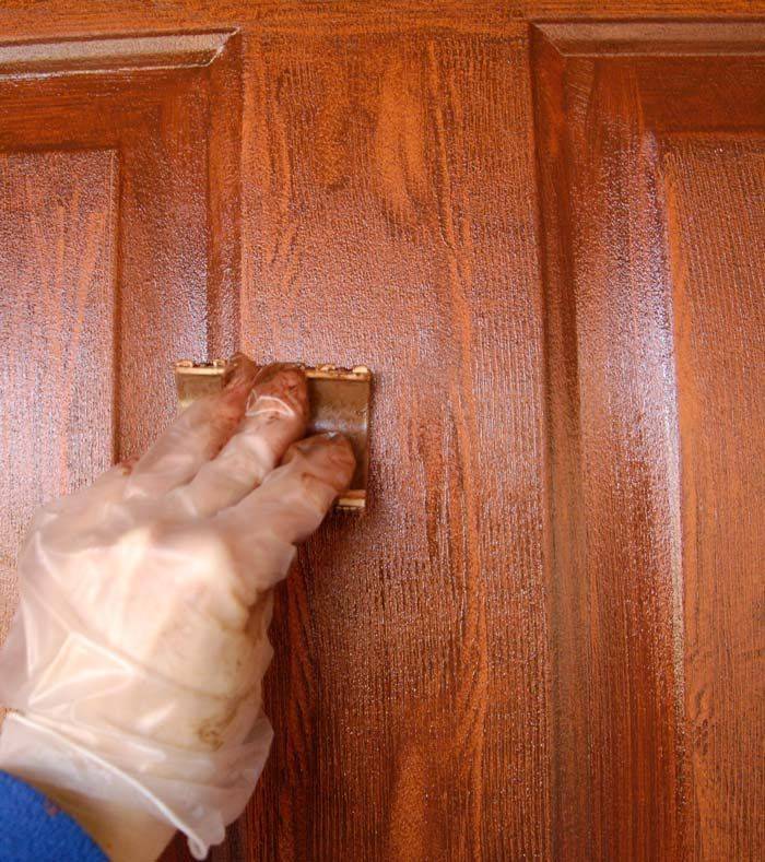Как красиво покрасить межкомнатные двери – деревянные или из дсп, покрытые лаком или ламинированные, своими руками?