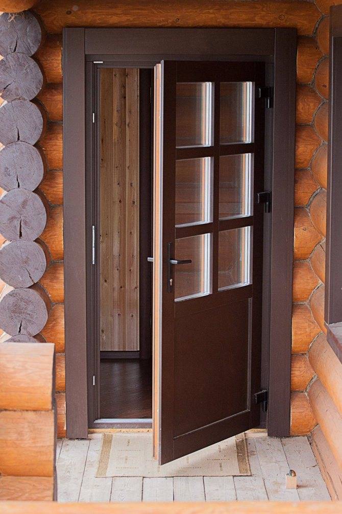 Входные двери для частного загородного дома: деревянные, пластиковые, металлические