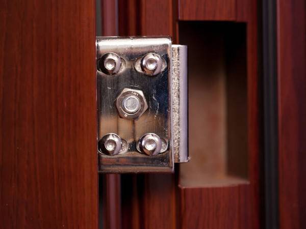 Как отрегулировать металлическую входную дверь - от причины к регулировке
