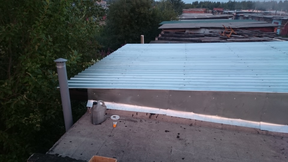 Как сделать односкатную крышу на гараже из профнастила