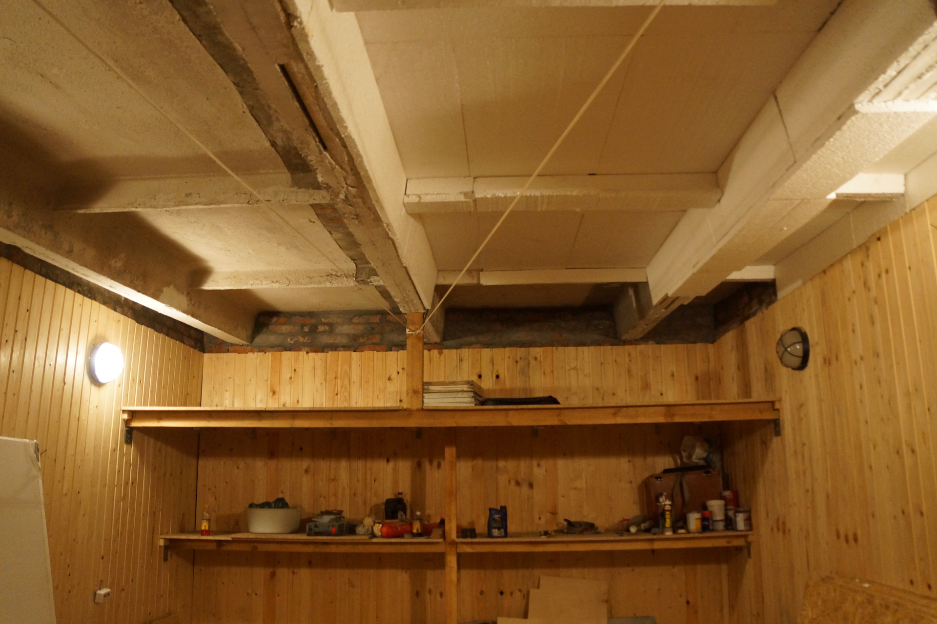 Потолок в гараже (39 фото): чем обшить дешево и красиво, как сделать своими руками, подвесные варианты из профлиста
