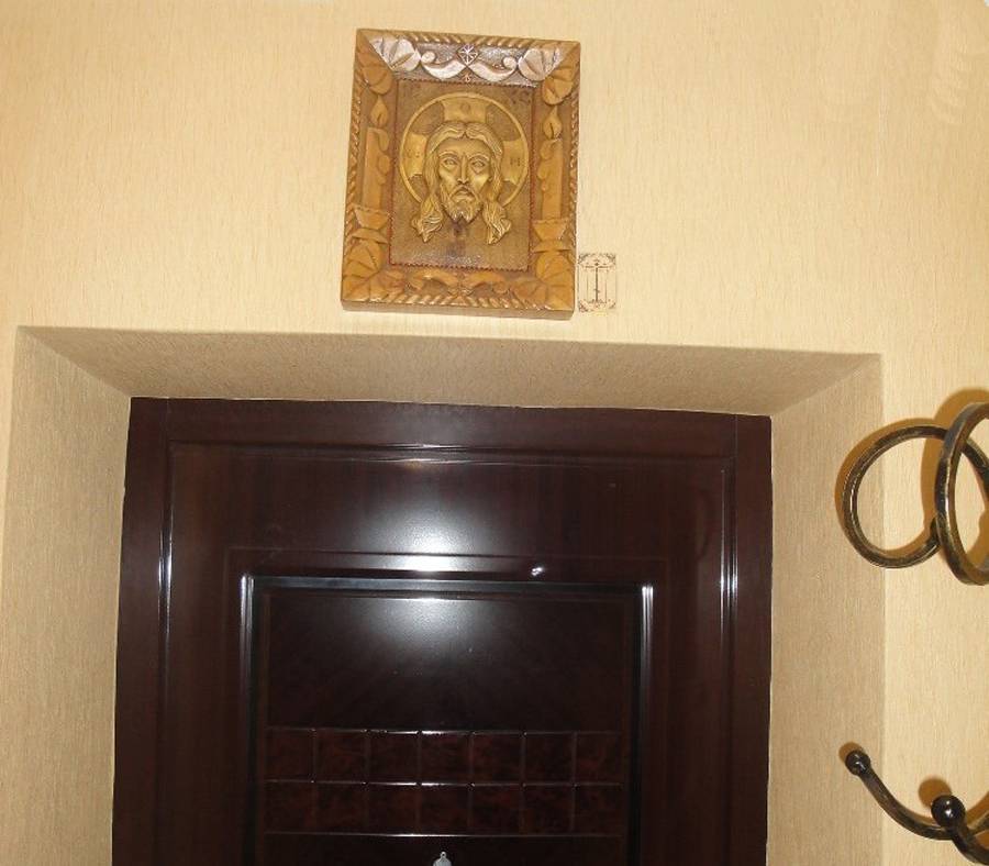 Какую икону вешают над входной дверью: значение святых образов