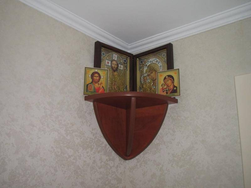 Какую икону вешают над входной дверью и напротив входной двери: название иконы, имя святого. можно ли вешать распятие, крест над входной дверью в квартире, доме? можно ли вешать иконы в коридоре?